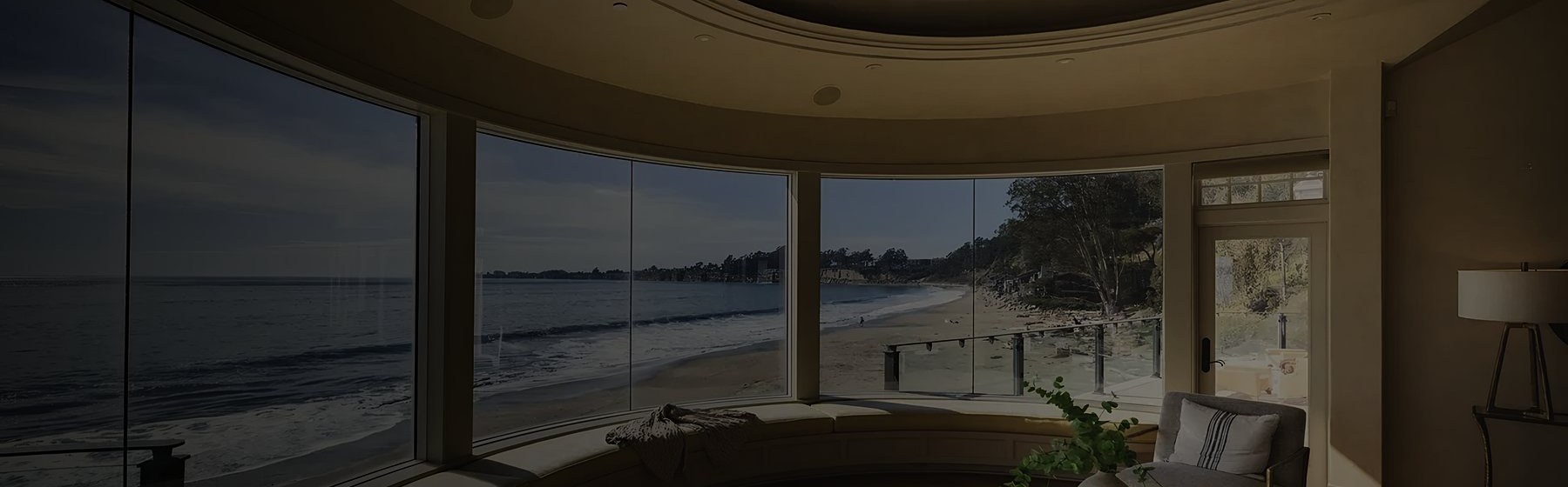 Rounded plaster walls, soffits and crown under a hand-brushed velatura, a beach home on the Aptos coast